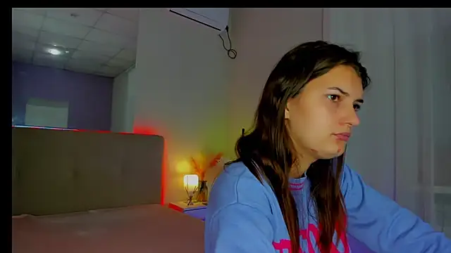 Snapshot of Laura_Leee chatting on 10-10-25, 05:30 Laura Leee online show from 10-10-25, 05:30