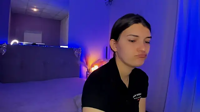 Snapshot of Laura_Leee chatting on 05-10-26, 05:33 Laura Leee online show from 05-10-26, 05:33