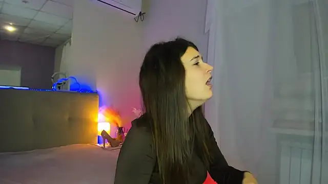 Laura Leee online show from 11-30-25, 05:52