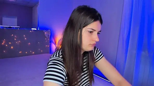 Snapshot of Laura_Leee chatting on 05-16-26, 04:55 Laura Leee online show from 05-16-26, 04:55