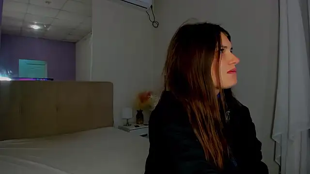 Snapshot of Laura_Leee chatting on 10-04-25, 04:58 Laura Leee online show from 10-04-25, 04:58