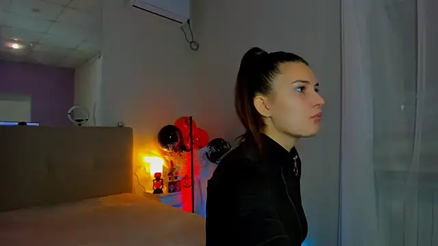 Laura Leee online show from 11-06-25, 06:17