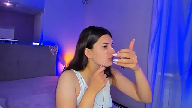 Snapshot of Laura_Leee chatting on 05-25-26, 05:07 Laura Leee online show from 05-25-26, 05:07