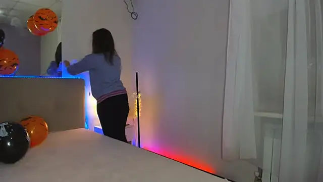 Laura Leee online show from 10-24-25, 05:28