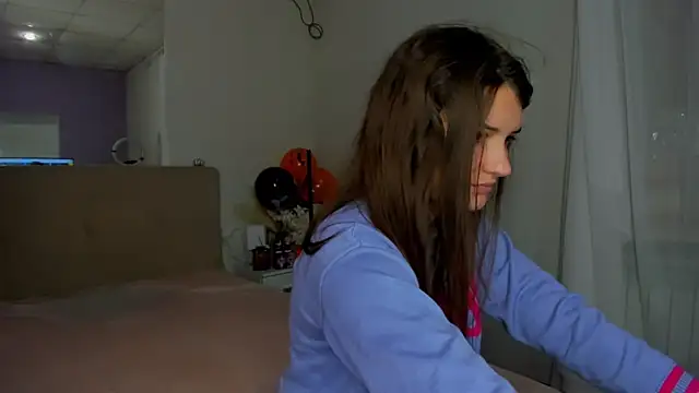 Laura Leee online show from 11-05-25, 05:54