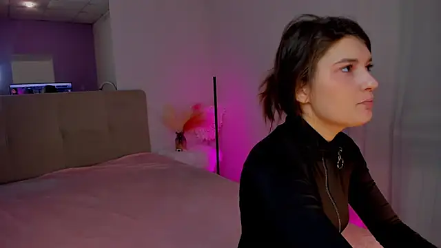 Snapshot of Laura_Leee chatting on 02-21-25, 06:29 Laura Leee online show from 02-21-25, 06:29