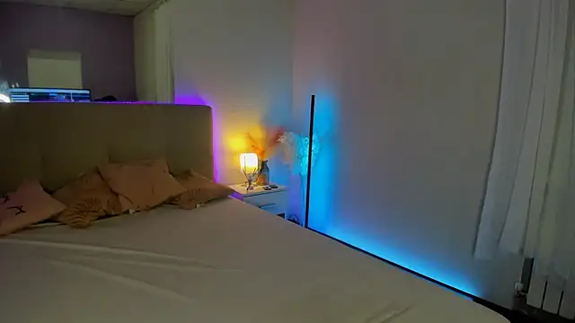 Snapshot of Laura_Leee chatting on 10-11-25, 05:19 Laura Leee online show from 10-11-25, 05:19