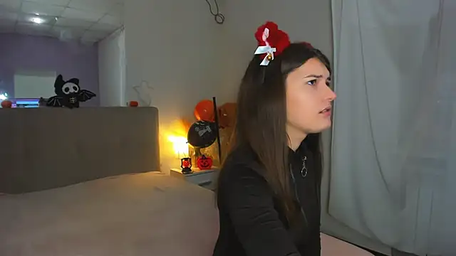 Laura Leee online show from 10-28-25, 06:23