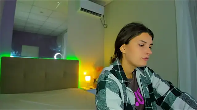 Snapshot of Laura_Leee chatting on 09-23-25, 05:25 Laura Leee online show from 09-23-25, 05:25