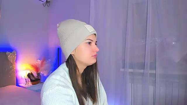 Snapshot of Laura_Leee chatting on 02-17-26, 06:33 Laura Leee online show from 02-17-26, 06:33