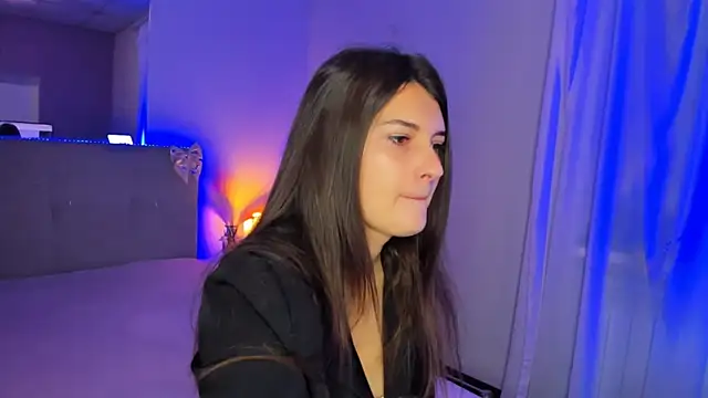 Snapshot of Laura_Leee chatting on 05-27-26, 05:04 Laura Leee online show from 05-27-26, 05:04