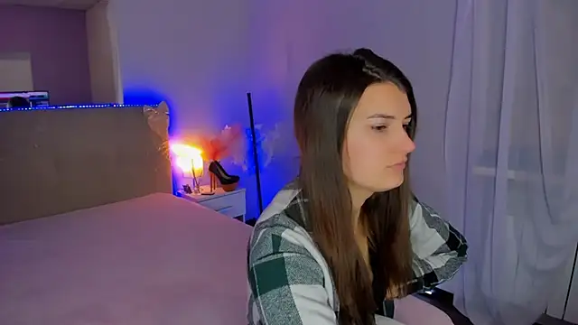 Snapshot of Laura_Leee chatting on 02-11-26, 06:02 Laura Leee online show from 02-11-26, 06:02