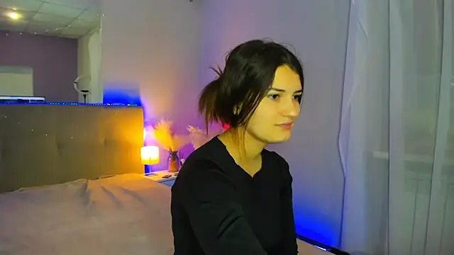 Laura Leee online show from 11-20-25, 05:52