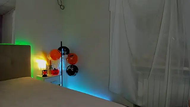 Laura Leee online show from 10-30-25, 06:12