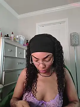 Snapshot of butterflybootyy chatting on 05-15-26, 11:19 butterflybootyy online show from 05-15-26, 11:19