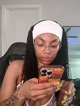 Snapshot of butterflybootyy chatting on 04-30-26, 11:39 butterflybootyy online show from 04-30-26, 11:39