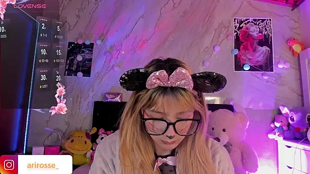 Snapshot of ariana_rosse__ chatting on 10-31-25, 09:06 ariana rosse   online show from 10-31-25, 09:06