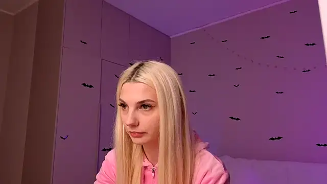 Snapshot of LoveLuna_ chatting on 10-16-25, 04:04 LoveLuna online show from 10-16-25, 04:04