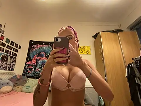 Snapshot of EmilyCleeveland chatting on 09-10-25, 07:13 EmilyCleeveland online show from 09-10-25, 07:13