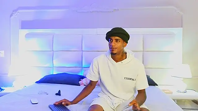 AaronCruz  online show from 04-21-26, 09:54