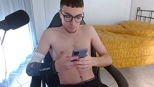 Snapshot of FitGuyDream chatting on 12-31-24, 10:58 FitGuyDream online show from 12-31-24, 10:58