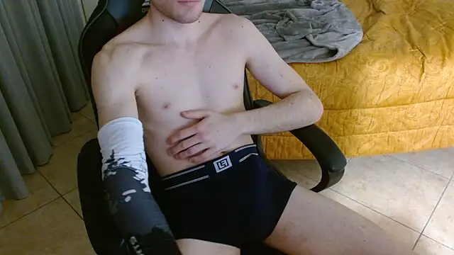 Snapshot of FitGuyDream chatting on 03-11-26, 04:45 FitGuyDream online show from 03-11-26, 04:45