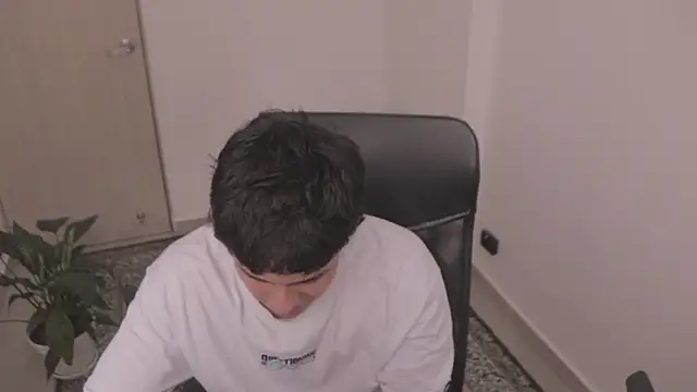 Snapshot of Tony_Hoffa chatting on 01-11-26, 09:00 Tony Hoffa online show from 01-11-26, 09:00