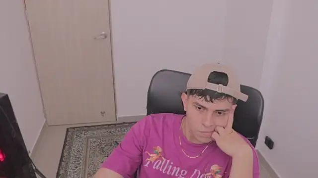 Snapshot of Tony_Hoffa chatting on 10-02-25, 05:05 Tony Hoffa online show from 10-02-25, 05:05