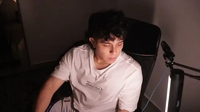 Snapshot of Tony_Hoffa chatting on 11-17-25, 04:38 Tony Hoffa online show from 11-17-25, 04:38