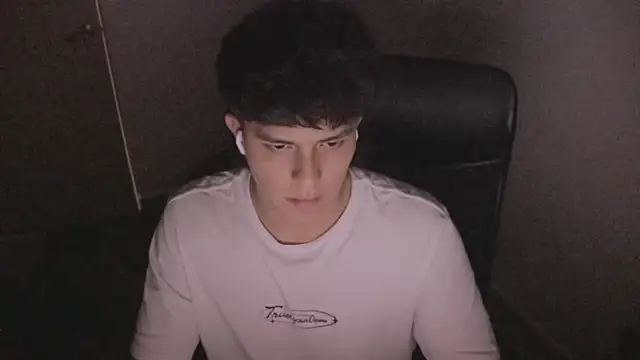 Snapshot of Tony_Hoffa chatting on 12-13-25, 08:04 Tony Hoffa online show from 12-13-25, 08:04