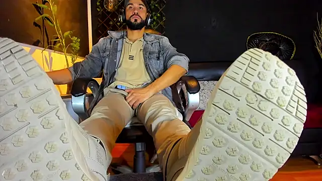 Snapshot of alessandro_wye chatting on 02-15-26, 02:45 alessandro wye online show from 02-15-26, 02:45