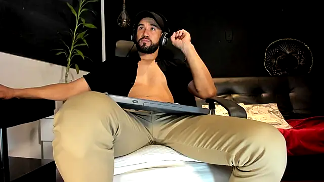 Snapshot of alessandro_wye chatting on 11-20-25, 02:01 alessandro wye online show from 11-20-25, 02:01