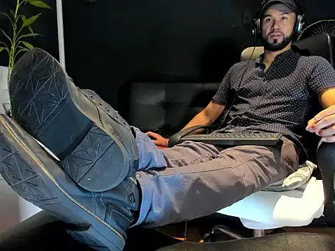 Snapshot of alessandro_wye chatting on 10-24-25, 03:05 alessandro wye online show from 10-24-25, 03:05