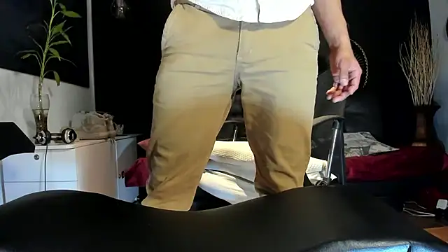 Snapshot of alessandro_wye chatting on 10-31-25, 01:13 alessandro wye online show from 10-31-25, 01:13