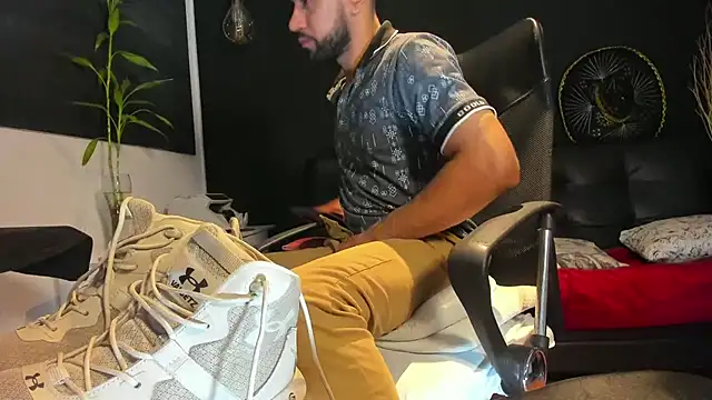 Snapshot of alessandro_wye chatting on 10-17-25, 06:50 alessandro wye online show from 10-17-25, 06:50