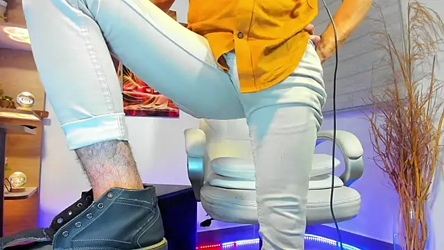 Snapshot of alessandro_wye chatting on 02-27-25, 02:25 alessandro wye online show from 02-27-25, 02:25