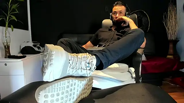 Snapshot of alessandro_wye chatting on 10-27-25, 05:30 alessandro wye online show from 10-27-25, 05:30