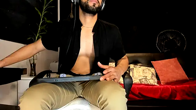 Snapshot of alessandro_wye chatting on 11-18-25, 03:10 alessandro wye online show from 11-18-25, 03:10