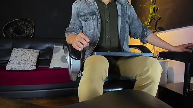 Snapshot of alessandro_wye chatting on 02-13-26, 04:45 alessandro wye online show from 02-13-26, 04:45