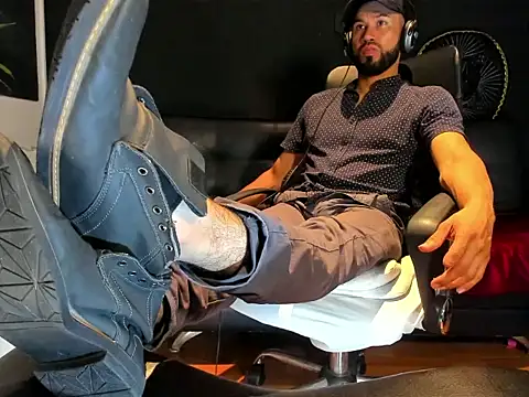 Snapshot of alessandro_wye chatting on 10-23-25, 06:34 alessandro wye online show from 10-23-25, 06:34