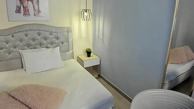 escarleth   online show from 09-18-25, 01:36