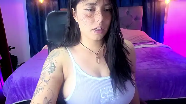 Snapshot of sarah_moon2 chatting on 05-28-26, 04:57 sarah moon2 online show from 05-28-26, 04:57