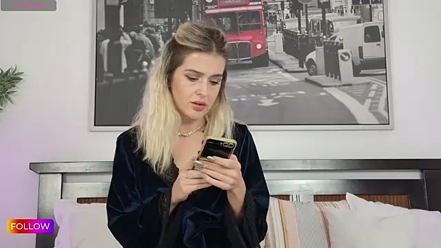 Snapshot of Sarah-Hart chatting on 10-06-25, 11:33 Sarah-Hart online show from 10-06-25, 11:33