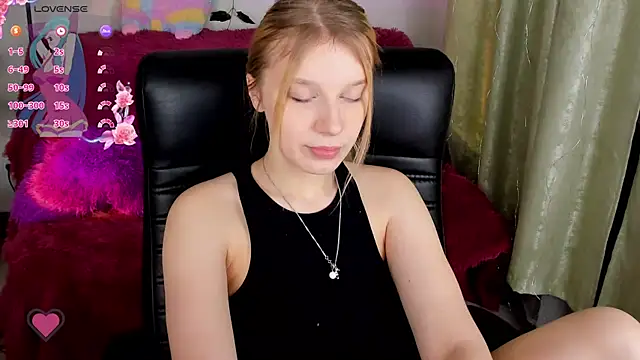 Snapshot of KarambaMoon chatting on 02-01-25, 08:47 KarambaMoon online show from 02-01-25, 08:47