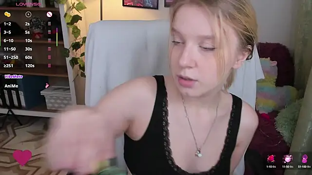 Snapshot of KarambaMoon chatting on 03-07-25, 12:48 KarambaMoon online show from 03-07-25, 12:48