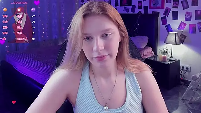 Snapshot of KarambaMoon chatting on 10-12-25, 09:05 KarambaMoon online show from 10-12-25, 09:05