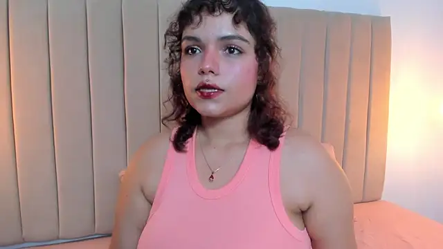 Snapshot of Beckybeaumon chatting on 02-14-25, 04:04 Beckybeaumon online show from 02-14-25, 04:04