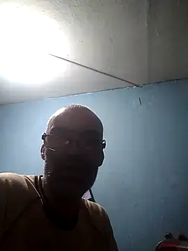 hugosafado333 online show from 12-04-24, 03:31