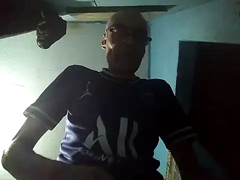 hugosafado333 online show from 12-07-24, 06:37