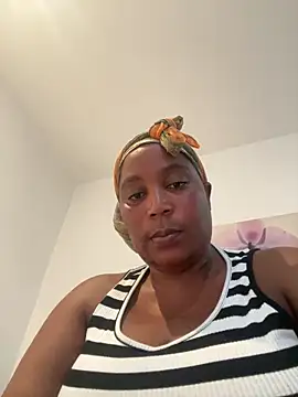 Snapshot of CurveyChocClit chatting on 03-04-25, 03:59 CurveyChocClit online show from 03-04-25, 03:59